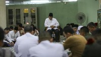Presiden ke-6 RI Susilo Bambang Yudhoyono (tengah), bersama keluarga membacakan surat Yasin saat menunggu proses pengkafanan jenasah Ibu Ani Yudhoyono, di Kedutaan Besar Indonesia, di Singapura, Sabtu (1/6/2019). ANTARA FOTO/M N Kanwa.