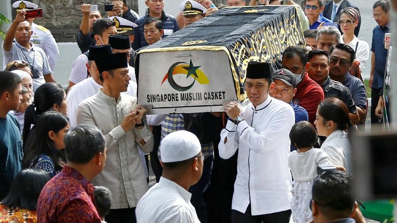 Alasan SBY Pilih Pesawat Hercules: Agar Tetap Bisa Bersama Jenazah Bu Ani Alasan SBY Pilih Pesawat Hercules: Agar Tetap Bisa Bersama Jenazah Bu Ani