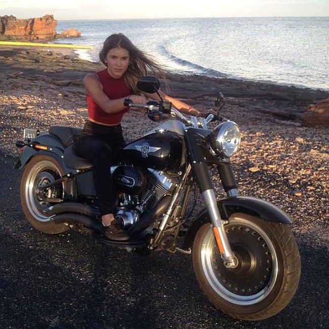 Di balik hobi-hobi ekstrem tersebut, Isabelle Lee pun punya kegemaran lain yang bertolak belakang. Ia menyukai dunia makeup dan modeling. Untuk menjadi seorang model, ia pun mengaku berolahraga keras di gym. Foto: Instagram @itsisabellelee