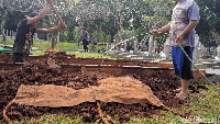Lokasi makam Ani Yudhoyono di Taman Makam Pahlawan Nasional Utama Kalibata sudah ditentukan. Ani akan dikuburkan di dekat makam istri Presiden ke-3 RI BJ Habibie, Ainun Habibie. (Foto: Jefrie/detikcom)