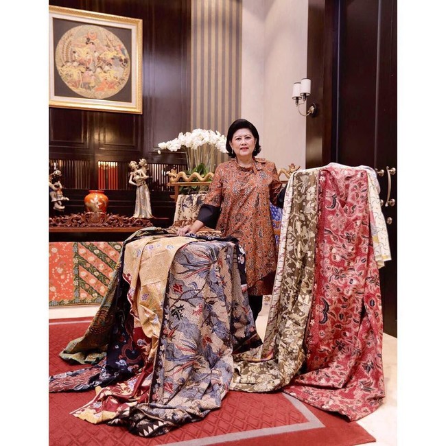 Ani Yudhoyono mengungkapkan kecintaannya pada batik saat membuka pameran batik di Grand Indonesia pada 2009. Kain-kain batik itu begitu spesial bagi saya. Kain-kain itu merekam setiap jejak hidup saya, kata istri Presiden ke-6 RI Susilo Bambang Yudhoyono (SBY) itu. Foto: Dok. Getty Images, Instagram