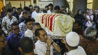 Putera Presiden ke-6 RI Susilo Bambang Yudhoyono, Eddie Baskoro Yudhoyono (tengah) mengusung peti jenazah almarhumah Ibu Ani Yudhoyono. ANTARA FOTO/M N Kanwa.