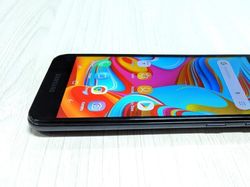 Menggenggam Galaxy A2 Core, Ponsel Android Go Rp 1 Jutaan