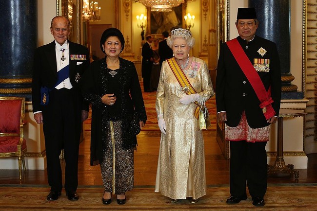 Foto ini salah satu bukti Ani Yudhoyono setia mempromosikan kain batik di sela-sela kunjungan SBY ke luar negeri. Ani mengenakan kain batik saat bertemu dengan Ratu Elizabeth II di London pada 2012. Foto: Dok. Getty Images, Instagram