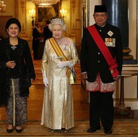 Foto ini salah satu bukti Ani Yudhoyono setia mempromosikan kain batik di sela-sela kunjungan SBY ke luar negeri. Ani mengenakan kain batik saat bertemu dengan Ratu Elizabeth II di London pada 2012. Foto: Dok. Getty Images, Instagram
