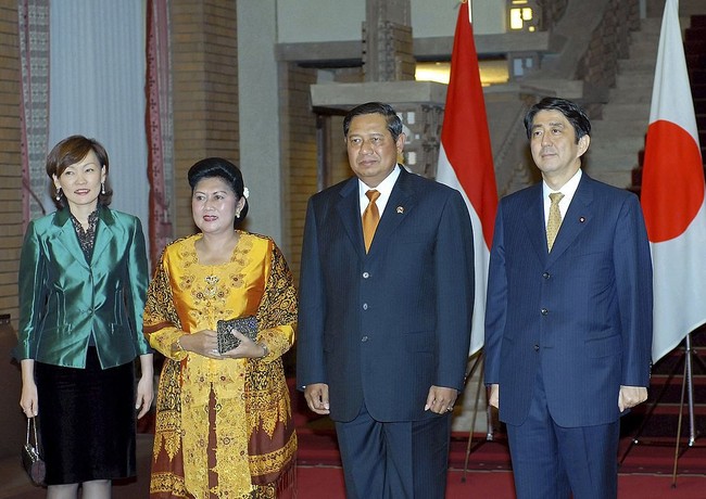 Ayahanda selalu bangga gadis-gadisnya pakai kain batik wiron sambil  beranjang sana ke rumah eyang dan sanak saudara lain. Kadang kami malu  karena ayah terlalu berlebihan memujinya, kisah Ani. Foto: Dok. Getty Images, Instagram