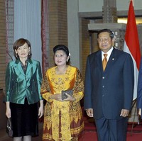 Ayahanda selalu bangga gadis-gadisnya pakai kain batik wiron sambil  beranjang sana ke rumah eyang dan sanak saudara lain. Kadang kami malu  karena ayah terlalu berlebihan memujinya, kisah Ani. Foto: Dok. Getty Images, Instagram