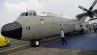 Personel TNI AU mempersiapkan Hercules C-130 di Bandara Halim Perdana Kusuma, Jakarta, Sabtu (1/6/2019). ANTARA FOTO/Galih Pradipta.