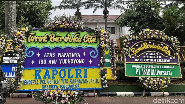 Ani Yudhoyono Wafat, Karangan Bunga dari Mensesneg-Kapolri Berjejer di Cikeas