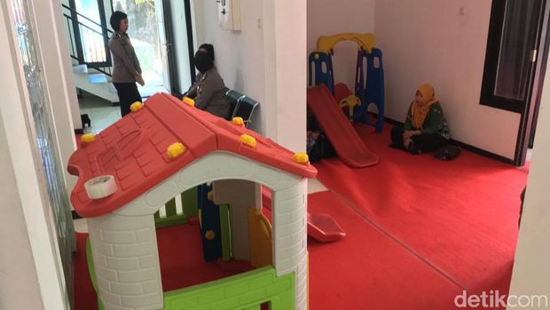Ada mainan anak di rest area/