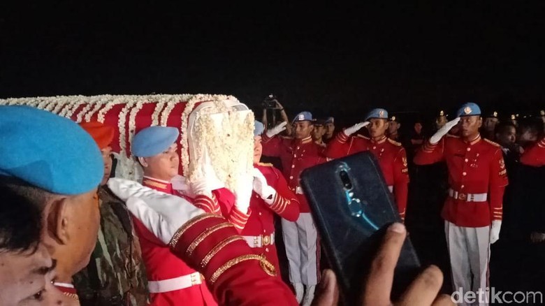 Dari Halim, Jenazah Ani Yudhoyono Langsung Dibawa ke Cikeas Pakai Ambulans Dari Halim, Jenazah Ani Yudhoyono Langsung Dibawa ke Cikeas Pakai Ambulans