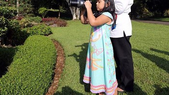 Bu Ani menularkan hobi fotografinya ke cucu tercinta. Foto: instagram.com/aniyudhoyono/