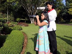 Mengenang Bu Ani dan Kamera Andalannya