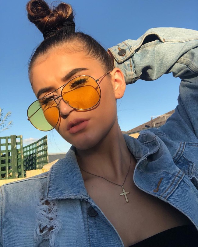 Profesi Isabelle sebelumnya memang jauh dari dunia glamour modeling. Ia adalah seorang ranger yang bekerja menjaga pulau Elcho di Australia. Karena itu, wanita 20 tahun tersebut banyak menghabiskan waktu dengan memancing hingga bergulat dengan buaya sejak kecil. Foto: Instagram @itsisabellelee