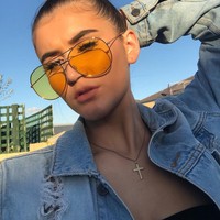 Profesi Isabelle sebelumnya memang jauh dari dunia glamour modeling. Ia adalah seorang ranger yang bekerja menjaga pulau Elcho di Australia. Karena itu, wanita 20 tahun tersebut banyak menghabiskan waktu dengan memancing hingga bergulat dengan buaya sejak kecil. Foto: Instagram @itsisabellelee