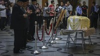 Warga Indonesia yang bermukim di Singapura mendoakan almarhumah Ibu Ani Yudhoyono. Sabtu (1/6/2019). ANTARA FOTO/M N Kanwa.