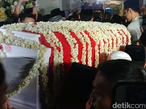 Jokowi dan Habibie Sambut Jenazah Ani Yudhoyono di Cikeas