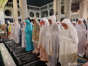 Khofifah dan Jemaah Masjid Al Akbar Gelar Salat Gaib untuk Ani Yudhoyono