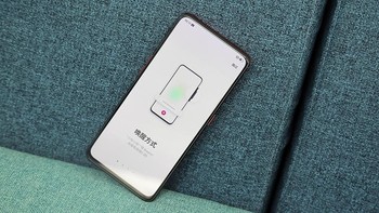 Layar menggunakan panel OLED, ukurannya 6,4 inch dengan resolusi Full HD+.  Oppo melindungi layar menggunakan kaca Gorilla Glass 6. Foto: Sina Mobile