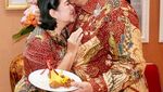 Momen Manis Kemesraan Ani Yudhoyono dan SBY Saat Kulineran