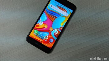 Galaxy A2 Core tampil dengan pilihan warna red, blue dan dark gray. Mulai bisa dibeli secara online 27 Mei dengan harga Rp 1,099 juta. Foto: Adi Fida Rahman/detikINET