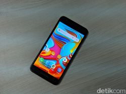 Menggenggam Galaxy A2 Core, Ponsel Android Go Rp 1 Jutaan