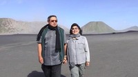 Tak pernah lepas momen bersama SBY, Ani Yudhoyono menikmati waktunya di Gunung Bromo. Pasangan yang hangat bukan?9
