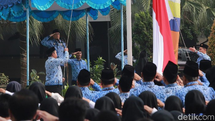 Pegawai Negeri Sipil (PNS) wajib mengikuti upacara Hari Lahir Pancasila pada 1 Juni. Seperti yang terlihat di Gedung BKN, Jakarta, Sabtu (1/6/2019).