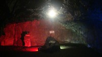 Salah satunya di objek wisata Golaga atau Goa Lawa Purbalingga dengan tampilan dalam goa yang lebih keren dihias warna warni cahaya lampu dan dilengkapi Cafe dalam goa serta meeting room dalam goa. (Arbi Anugrah/detikcom)