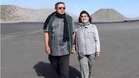 Hubungan SBY dan Ani Yudhoyono juga romantis. Keduanya tak segen untuk bergandengan tangan, seperti yang terlihat saat berkunjung ke padang pasir Gunung Bromo, Malang, Jawa Timur pada Mei 2013 silam. Istimewa/Instagram.