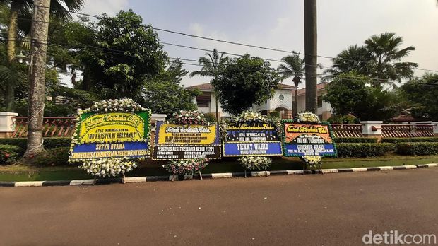 Ani Yudhoyono Wafat, Karangan Bunga dari Mensesneg-Kapolri Berjejer di Cikeas