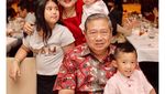 Momen Manis Kemesraan Ani Yudhoyono dan SBY Saat Kulineran
