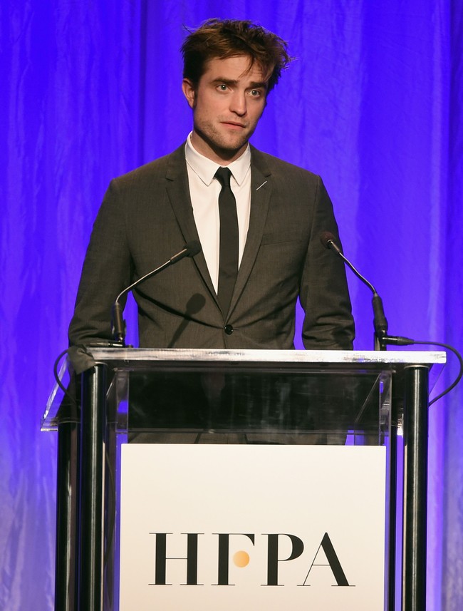 Dalam foto ini terbayang bagaimana jadinya jika Robert Pattinson jadi seorang pengusaha muda. Namun biasanya Bruce Wayne tampil dengan dasi lebih lebar. Robert lebih sering memakai dasi modern yang lebih ramping. Foto: Getty Images