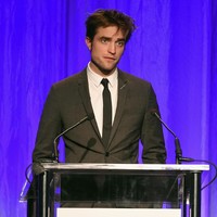 Dalam foto ini terbayang bagaimana jadinya jika Robert Pattinson jadi seorang pengusaha muda. Namun biasanya Bruce Wayne tampil dengan dasi lebih lebar. Robert lebih sering memakai dasi modern yang lebih ramping. Foto: Getty Images