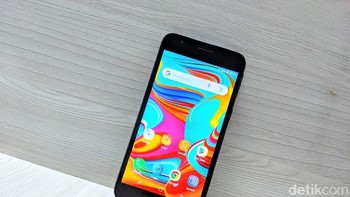 Layarnya berukuran 5 inch dengan resolusi qHD. Foto: Adi Fida Rahman/detikINET