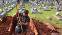 Para petugas menyiapkan liang lahat untuk pemakaman Ibu Negara 2004-2014, Ani Yudhoyono.