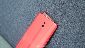 Ukuran kamera depan sendiri 16 MP. Foto: Sina Mobile