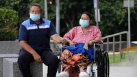 Bu Ani jalan-jalan keluar kamar perawatan dengan ditemani SBY. Ani Yudhoyono/Instagram.