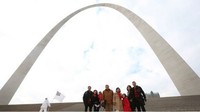 Desember 2014 lalu, Ani Yudhoyono dan keluarga berkunjung ke Gateway Arch St Louis. Ia menggugah 2 foto ke akun Instagramnya. Gateway Arch St Louis merupakan monumen tertinggi di AS. (Instagram/aniyudhoyono)