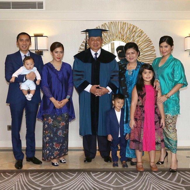 Dalam momen spesial ini, Bu Ani, Annisa, dan Aliya sama-sama menggunakan busana bernuansa tradisional. Foto: Instagram @aniyudhoyono