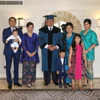 Dalam momen spesial ini, Bu Ani, Annisa, dan Aliya sama-sama menggunakan busana bernuansa tradisional. Foto: Instagram @aniyudhoyono
