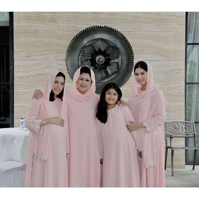Kekompakan mereka pun paling sering ditunjukkan di Hari Raya. Seperti dalam foto ini di mana Ani Yudhoyono, Annisa Pohan, dan Aliya Rajasa sama-sama pakai gamis dan kerudung pink. Sering kali anak pertama Annisa, Almira Tunggadewi, juga diikutkan tampil kompak. Foto: Instagram @aniyudhoyono