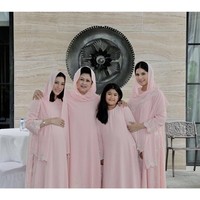 Kekompakan mereka pun paling sering ditunjukkan di Hari Raya. Seperti dalam foto ini di mana Ani Yudhoyono, Annisa Pohan, dan Aliya Rajasa sama-sama pakai gamis dan kerudung pink. Sering kali anak pertama Annisa, Almira Tunggadewi, juga diikutkan tampil kompak. Foto: Instagram @aniyudhoyono