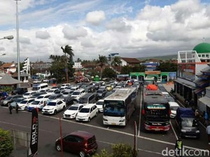 Tak Hanya Pemudik, Arus Libur Lebaran ke Bali Padati Pelabuhan Ketapang