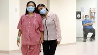 Istri Edhie Baskoro Yudhoyono (Ibas), Aliya Rajasa juga setia mendapingi Bu Ani dirawat di Singapura. Ani Yudhoyono/Instagram.