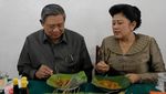 Momen Manis Kemesraan Ani Yudhoyono dan SBY Saat Kulineran