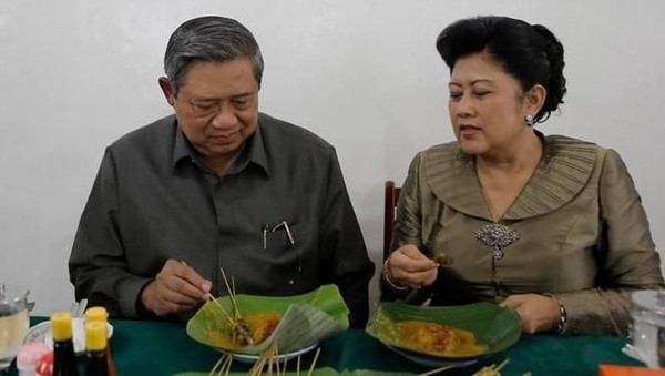 Momen Manis Kemesraan Ani Yudhoyono dan SBY Saat Kulineran