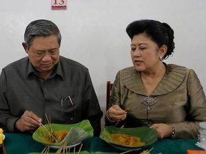 Momen Manis Kemesraan Ani Yudhoyono dan SBY Saat Kulineran