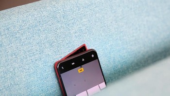 Oppo Reno masih mengusung kamera pop-up yang berbeda dengan sebelumnya. Mereka menamai Pivot Rising.  Foto: Sina Mobile
