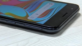 Bagian kanan bodi terdapat tombol power dan pengaturan volume. Foto: Adi Fida Rahman/detikINET